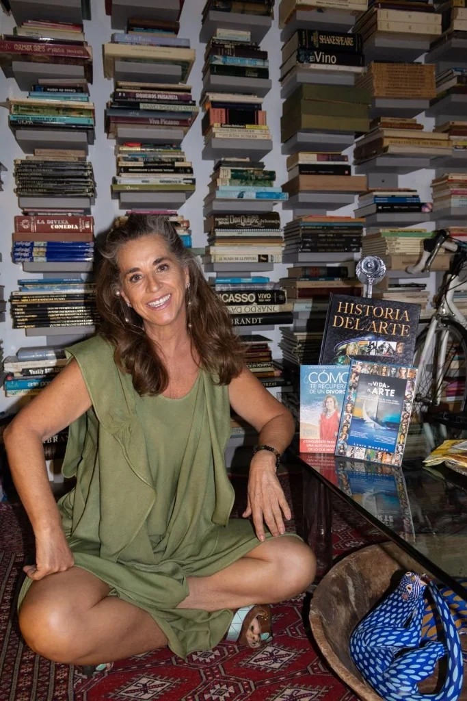 Laura Mendoza Mariscal en su biblioteca con sus libros